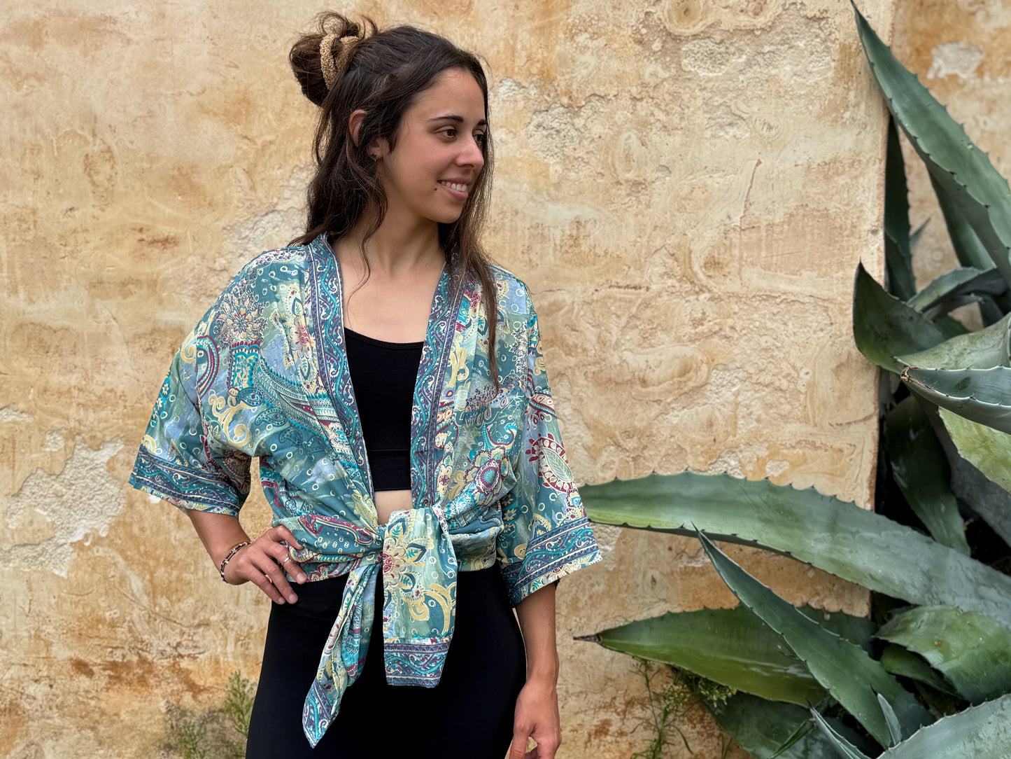 Boho Kimono mit filigranem Muster – Leichter Überwurf für Damen in grün blau magenta beige gold