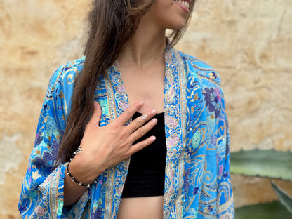 Boho Kimono mit filigranem Muster – Leichter Überwurf für Damen in blau beige gold