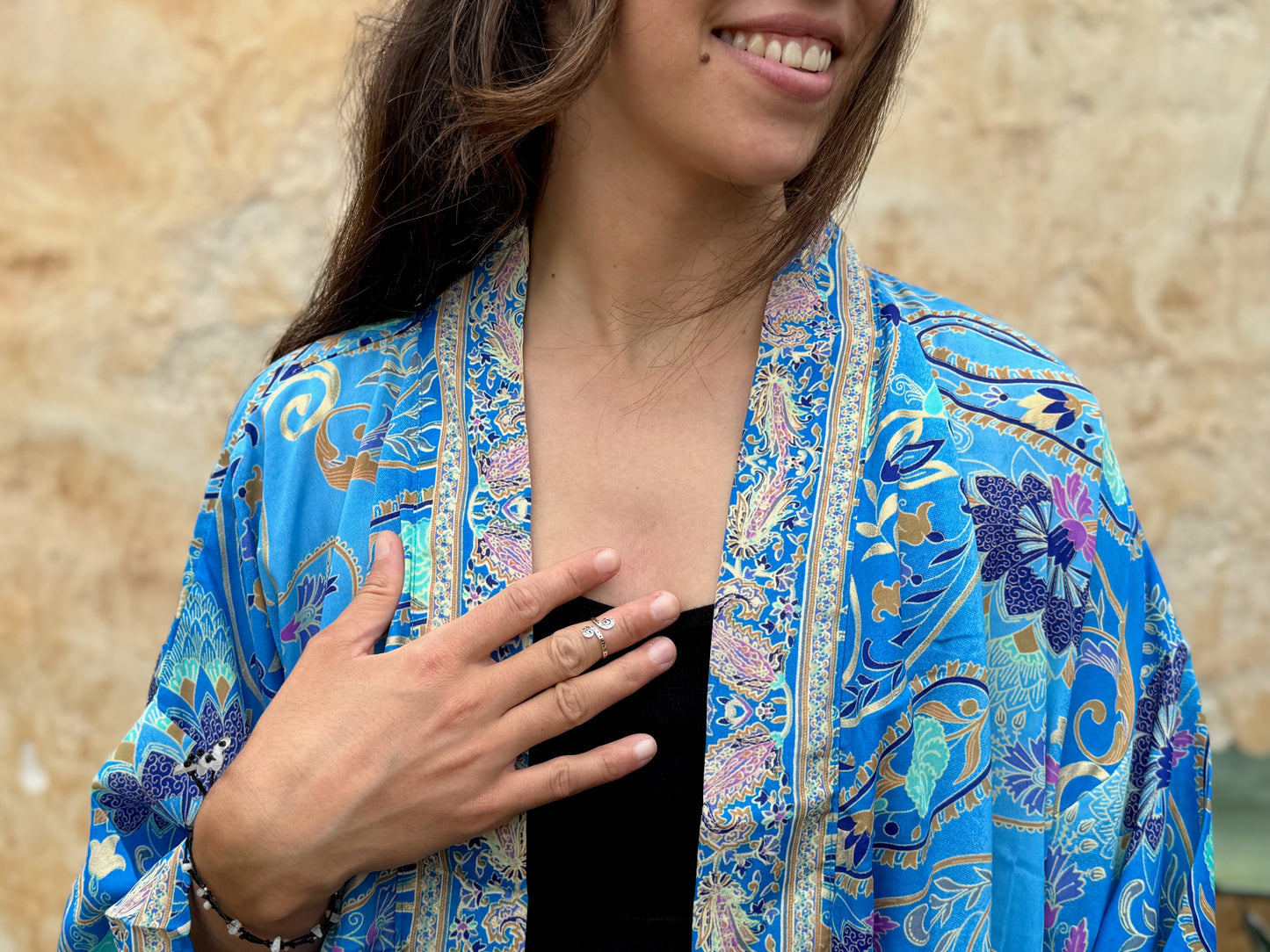 Boho Kimono mit filigranem Muster – Leichter Überwurf für Damen in blau beige gold