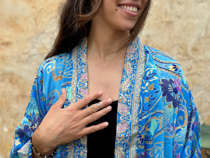 Boho Kimono mit filigranem Muster – Leichter Überwurf für Damen in blau beige gold