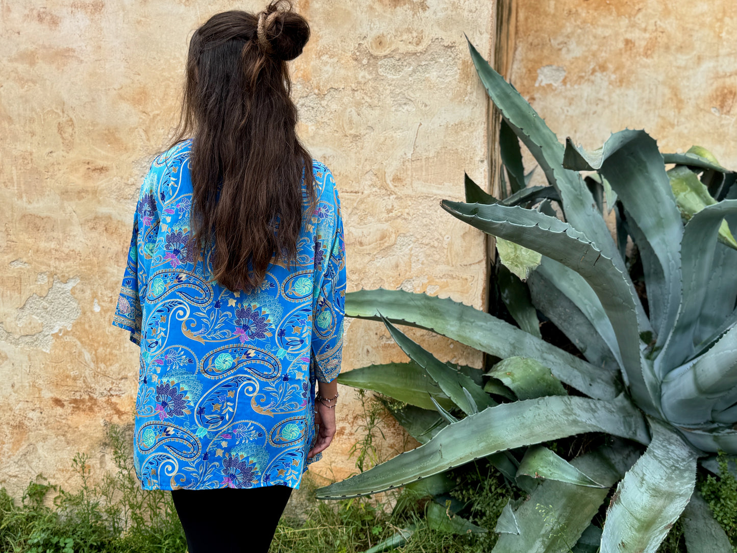 Boho Kimono mit filigranem Muster – Leichter Überwurf für Damen in blau beige gold