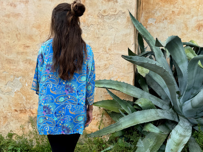 Boho Kimono mit filigranem Muster – Leichter Überwurf für Damen in blau beige gold