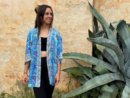 Boho Kimono mit filigranem Muster – Leichter Überwurf für Damen in blau beige gold