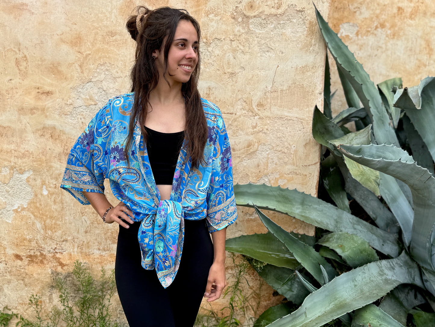 Boho Kimono mit filigranem Muster – Leichter Überwurf für Damen in blau beige gold