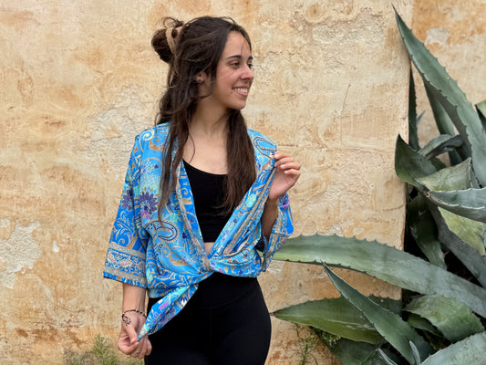 Boho Kimono mit filigranem Muster – Leichter Überwurf für Damen in blau beige gold