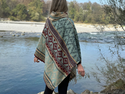 gemütlicher warmer Poncho, Überwurf, Bohemian Poncho, Boho Überwurf hellblau/beige/rot 007