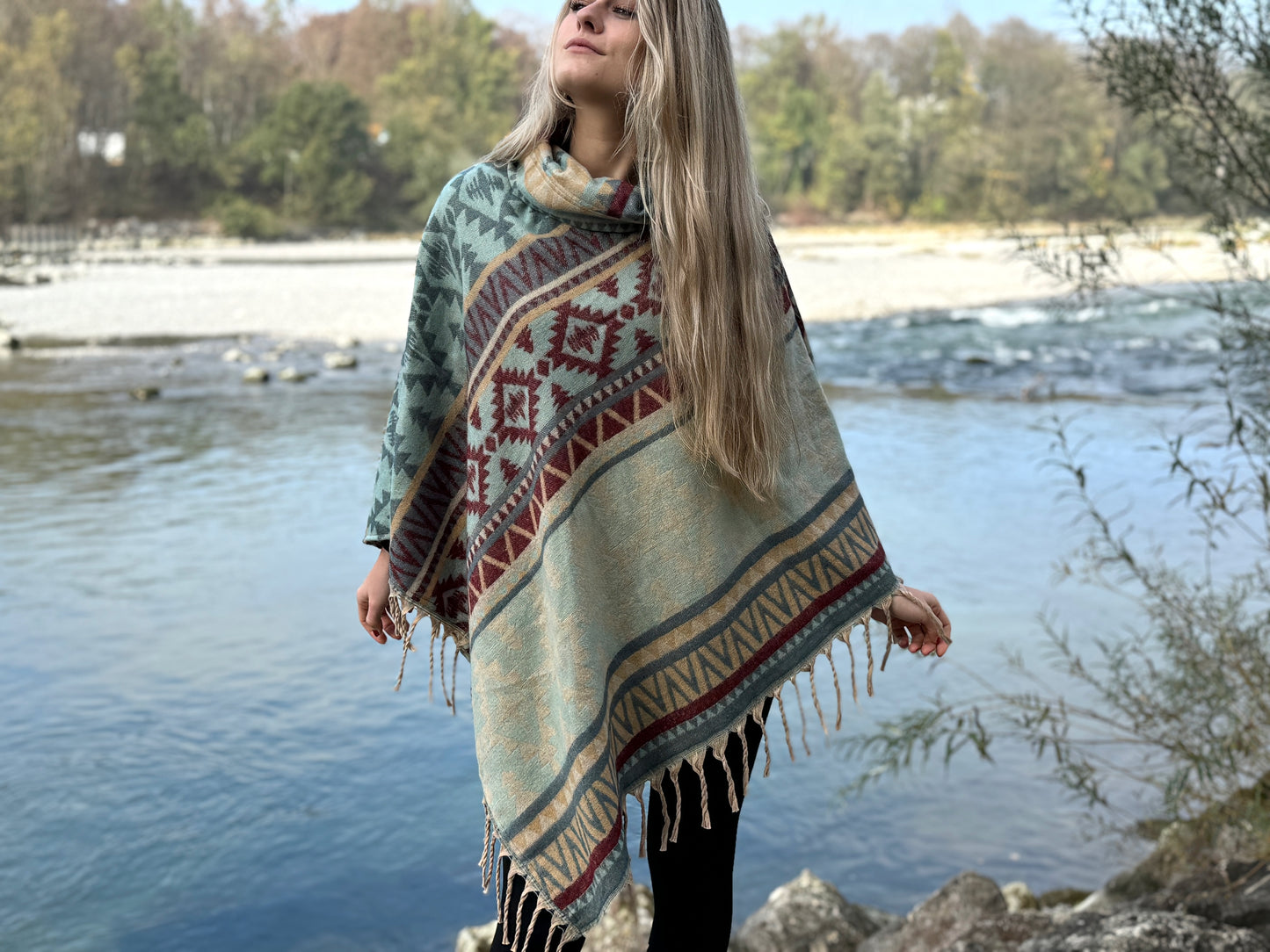 gemütlicher warmer Poncho, Überwurf, Bohemian Poncho, Boho Überwurf hellblau/beige/rot 007