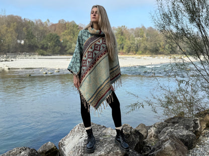 gemütlicher warmer Poncho, Überwurf, Bohemian Poncho, Boho Überwurf hellblau/beige/rot 007