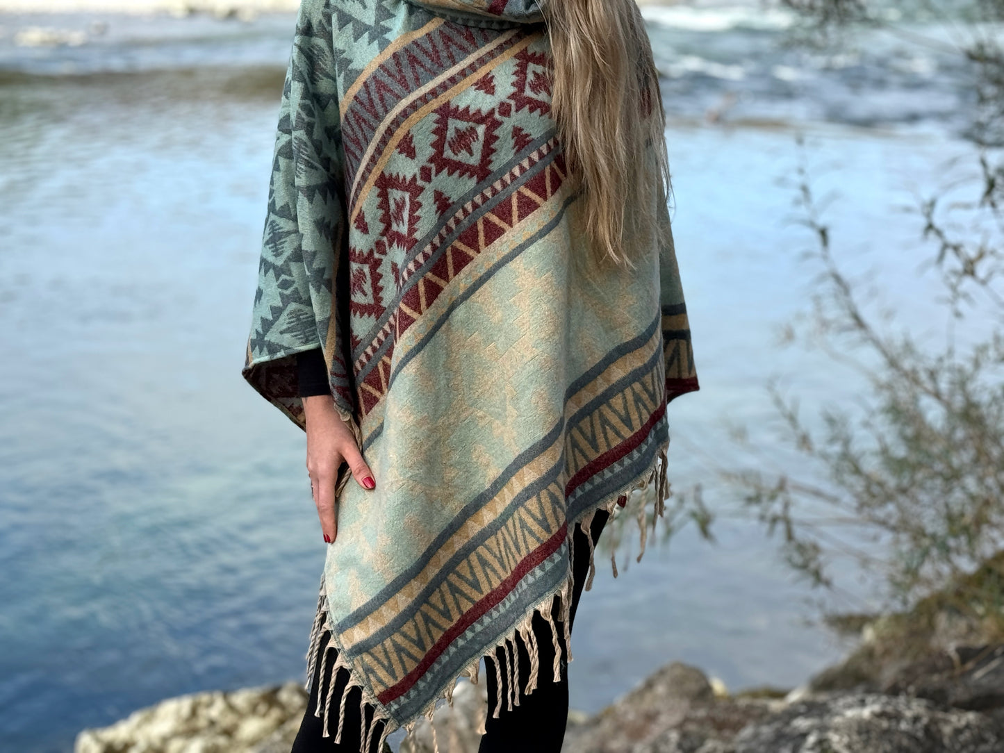 gemütlicher warmer Poncho, Überwurf, Bohemian Poncho, Boho Überwurf hellblau/beige/rot 007