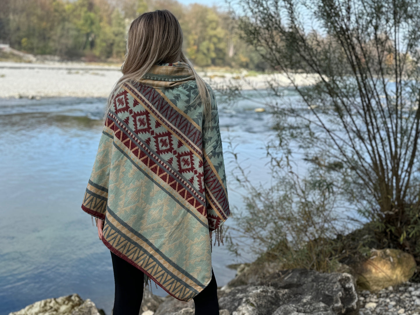 gemütlicher warmer Poncho, Überwurf, Bohemian Poncho, Boho Überwurf hellblau/beige/rot 007