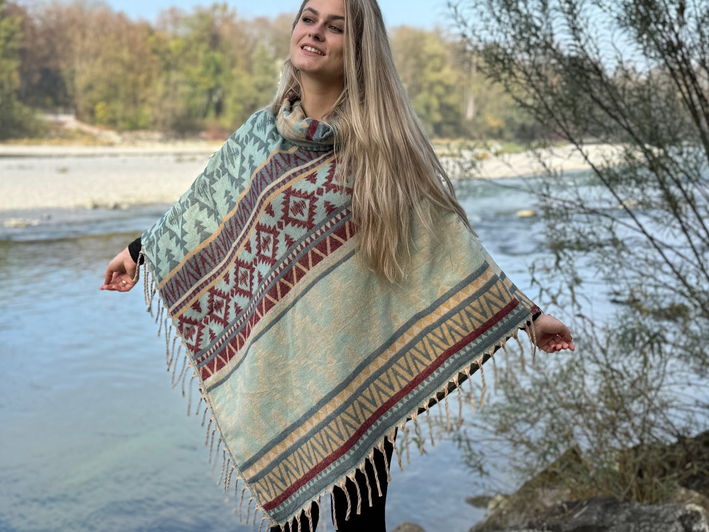 gemütlicher warmer Poncho, Überwurf, Bohemian Poncho, Boho Überwurf hellblau/beige/rot 007