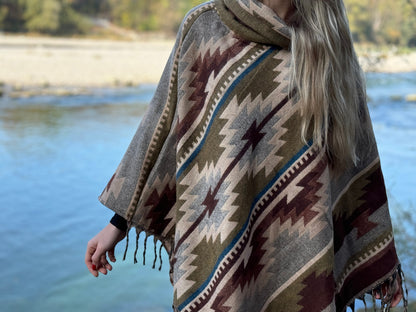 half-length, plain-colored knitted sweater with hood and thumbholes in rosé red 