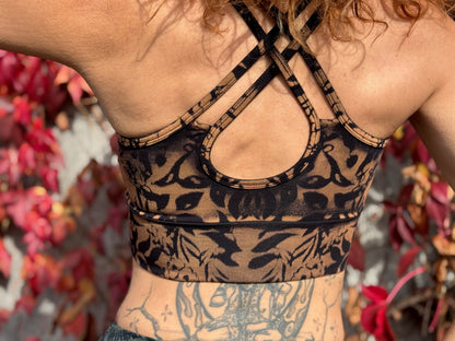 Batik Yoga Top mit abstraktem Blätter Print in braun schwarz
