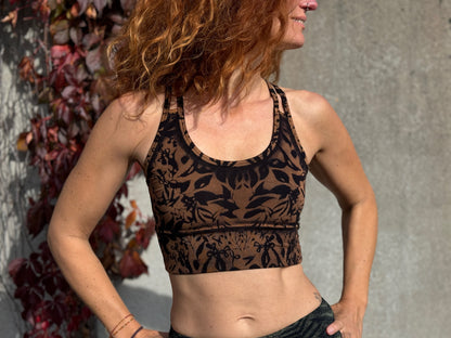 Batik Yoga Top mit abstraktem Blätter Print in braun schwarz