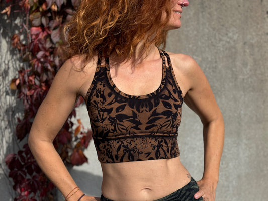 Batik Yoga Top mit abstraktem Blätter Print in braun schwarz