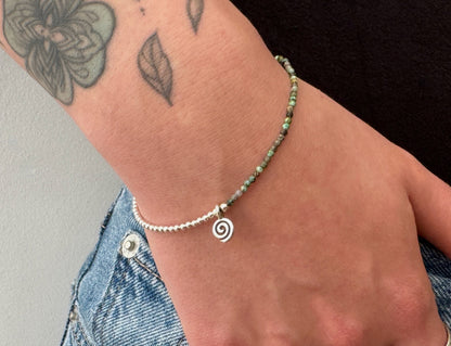 verstellbares Armband mit Spirale, silbernen Kügelchen und Türkis Steinchen