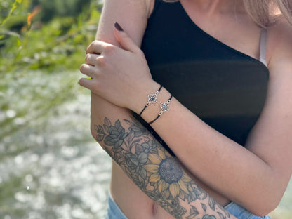 verstellbares Armband mit Silberelement und Stein