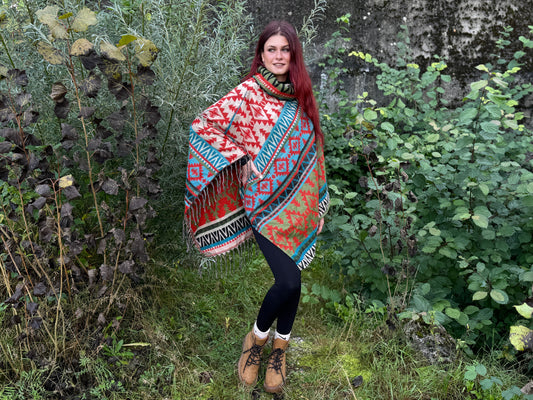 half-length, plain-colored knitted sweater with hood and thumbholes in rosé red 