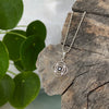 kleiner geometrischer Blumen Anhänger mit Stein aus Silber