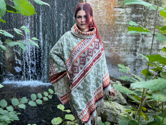 half-length, plain-colored knitted sweater with hood and thumbholes in rosé red 