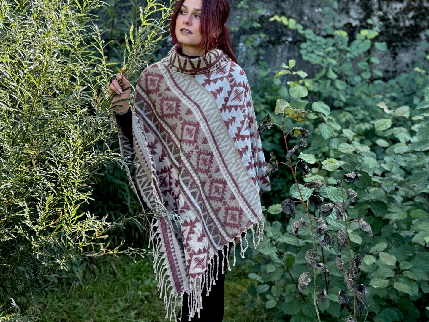 half-length, plain-colored knitted sweater with hood and thumbholes in rosé red 