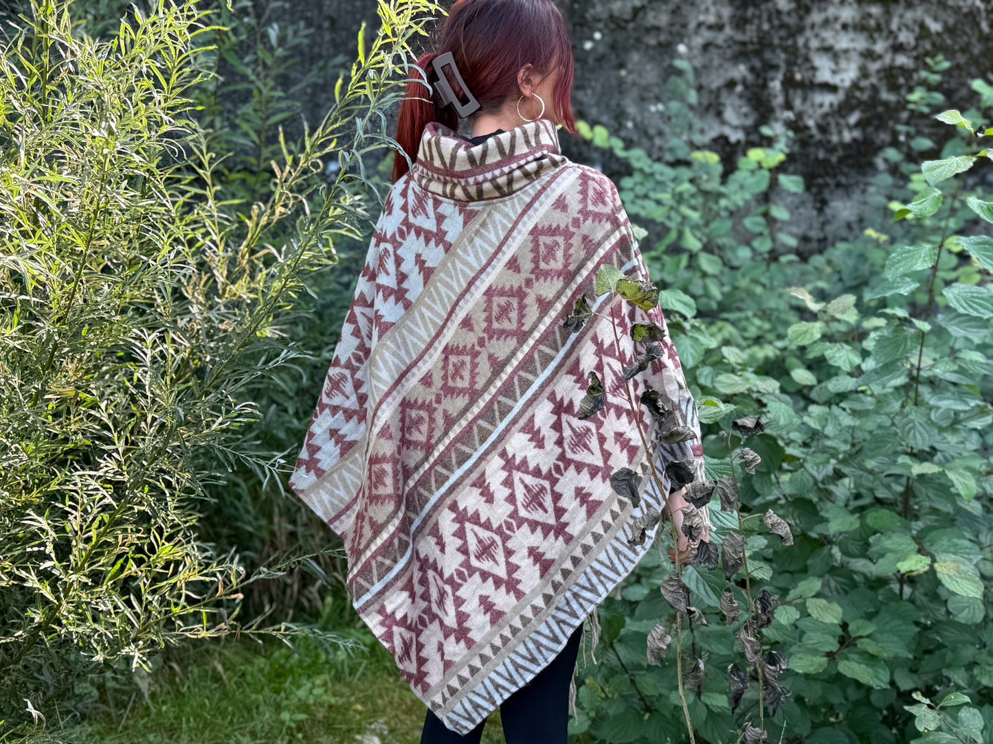 half-length, plain-colored knitted sweater with hood and thumbholes in rosé red 