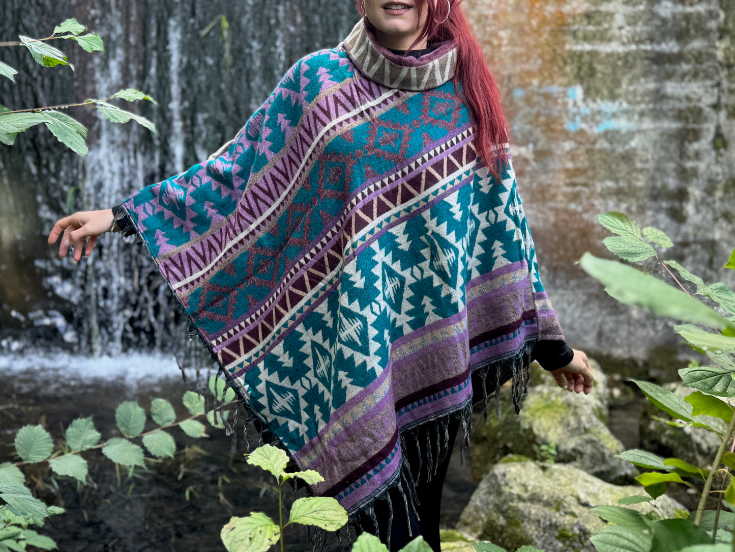 half-length, plain-colored knitted sweater with hood and thumbholes in rosé red 