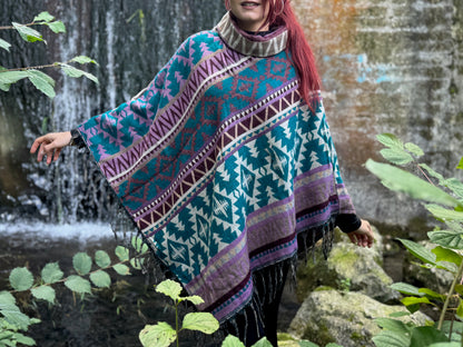 half-length, plain-colored knitted sweater with hood and thumbholes in rosé red 