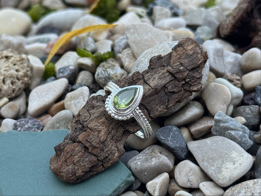 Ring mit facettiertem grünen Peridot in Tropfenform aus Silber