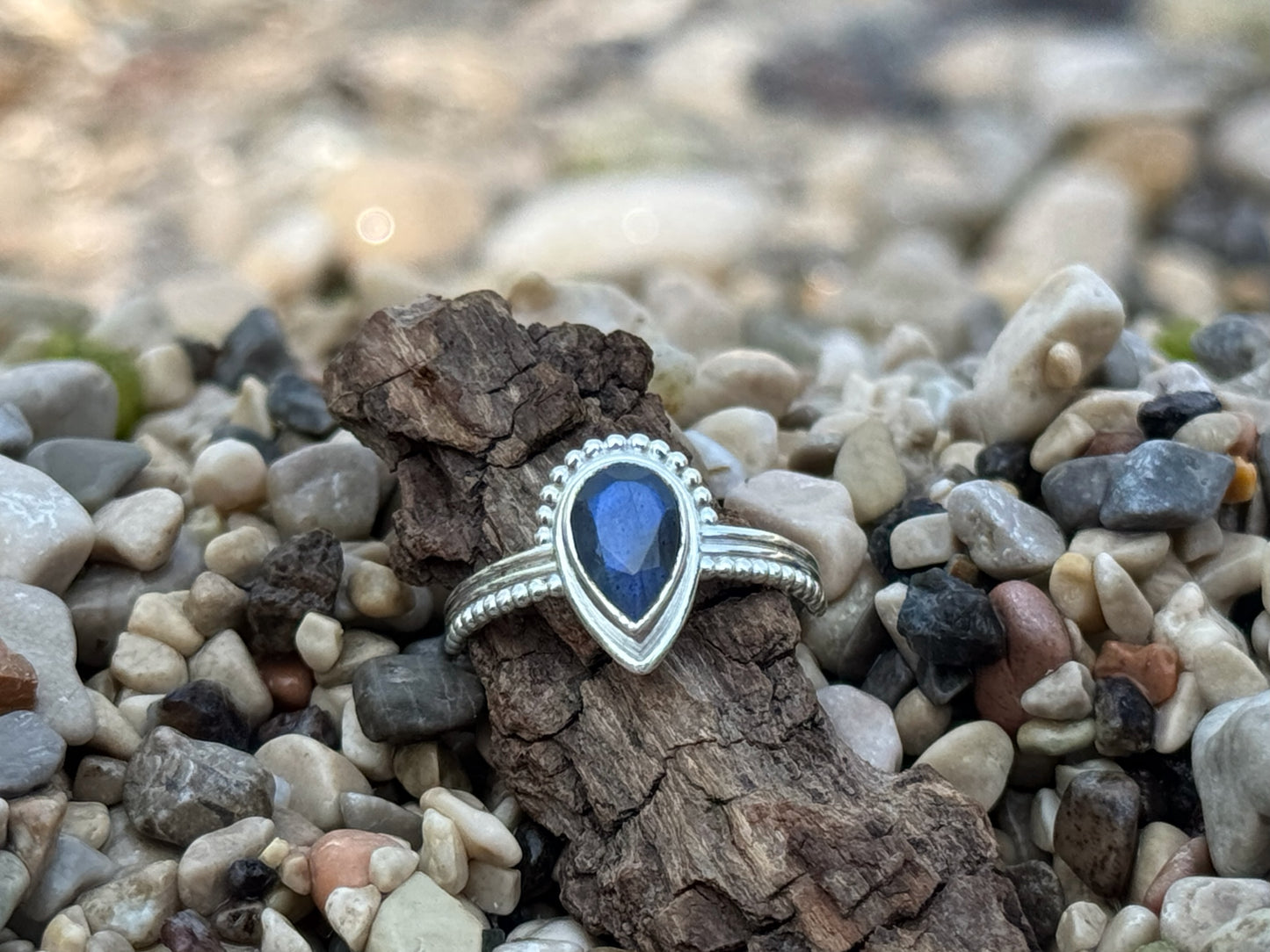 Ring mit facettiertem Labradorit in Tropfenform aus Silber