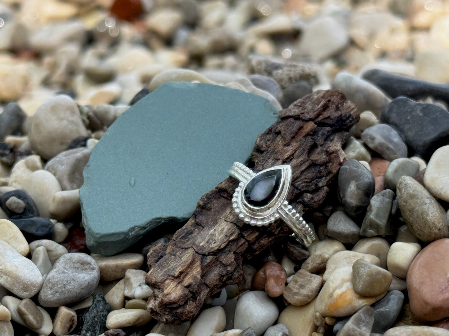 Ring mit facettiertem schwarzen Spinell in Tropfenform aus Silber