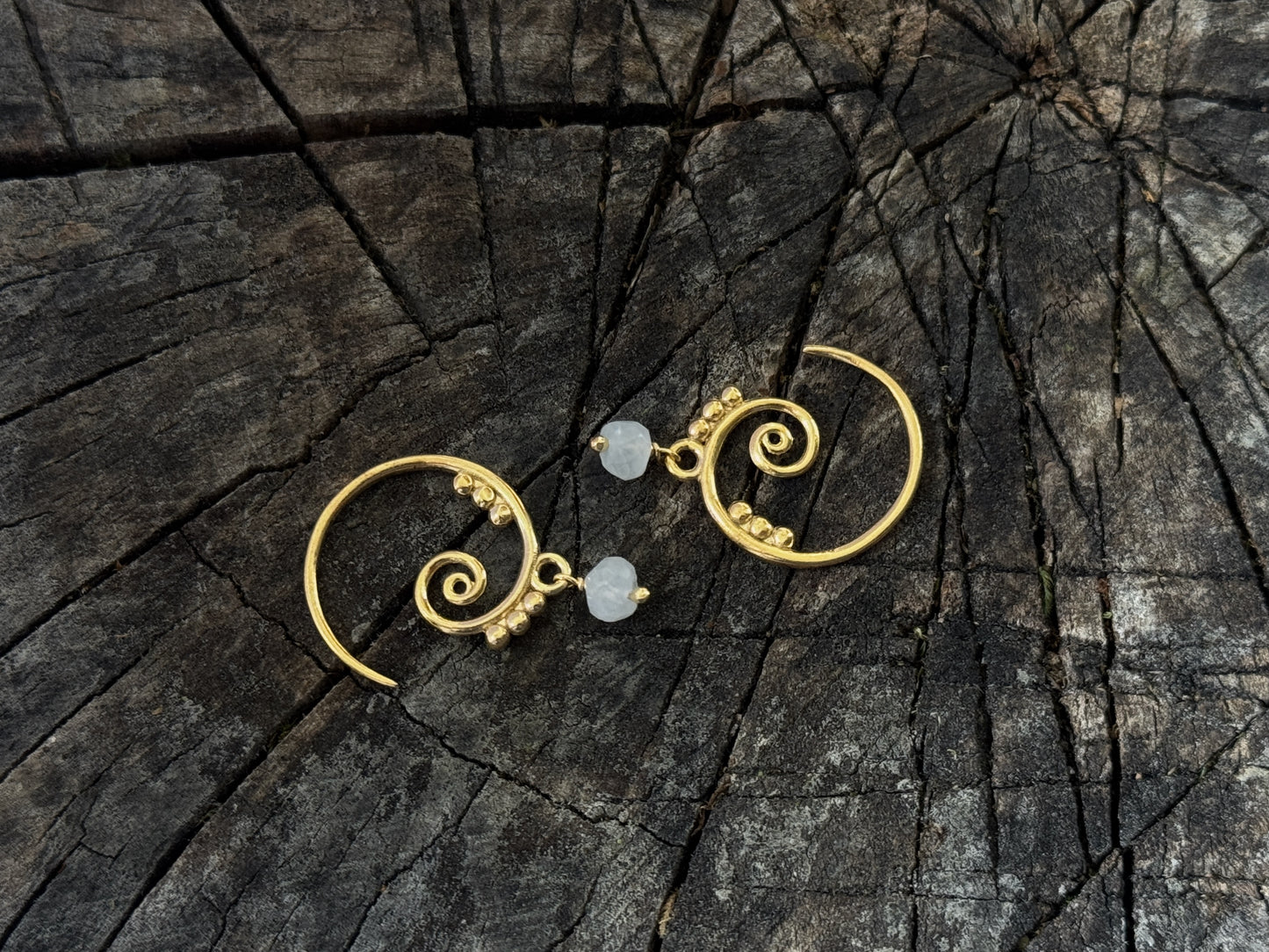 kleine Spiral Ohrringe mit Pünktchen und baumelndem Stein aus Silber