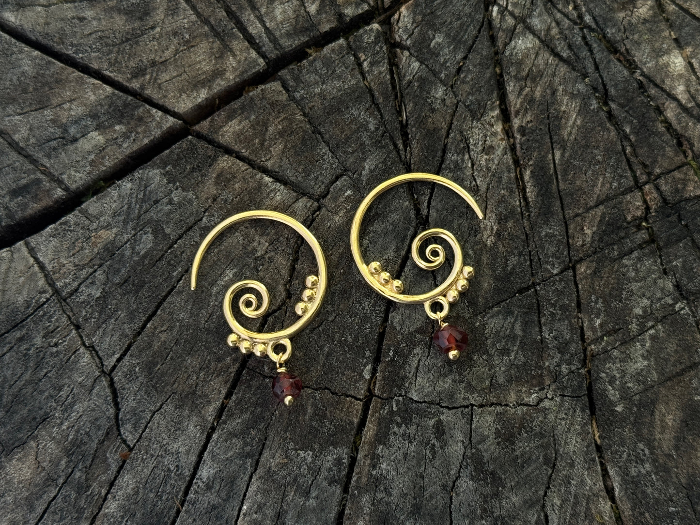 kleine Spiral Ohrringe mit Pünktchen und baumelndem Stein aus Silber