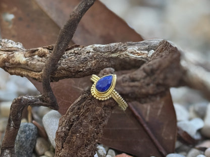 Ring mit facettiertem blauem Lapislazuli in Tropfenform aus Messing