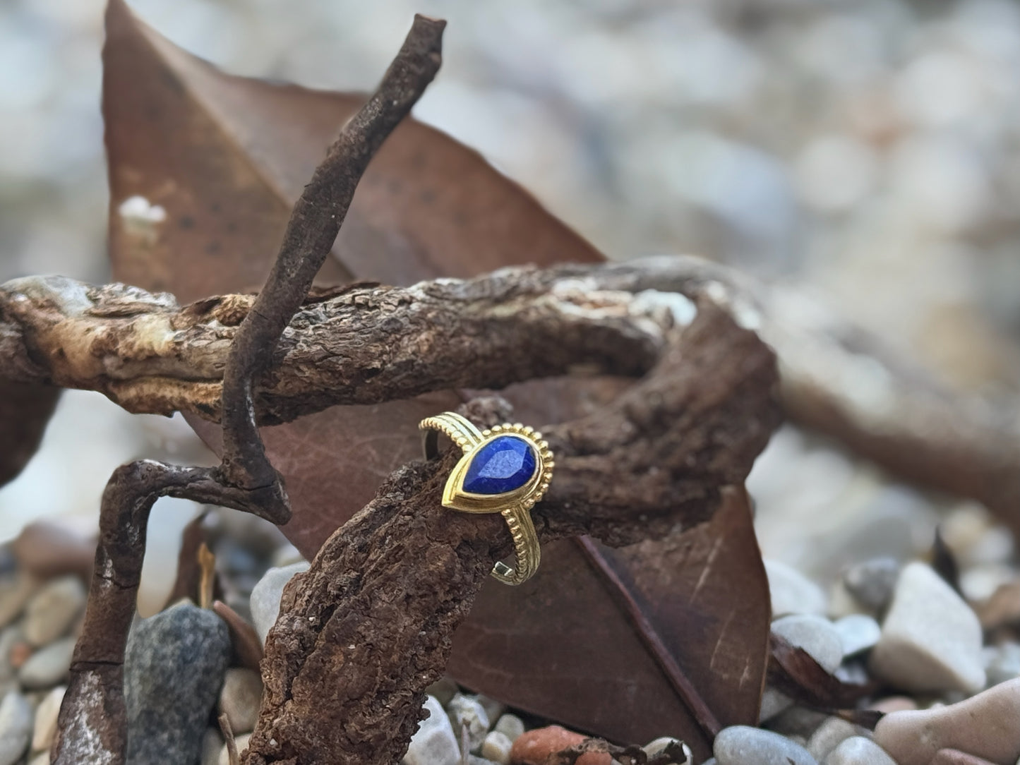 Ring mit facettiertem blauem Lapislazuli in Tropfenform aus Messing