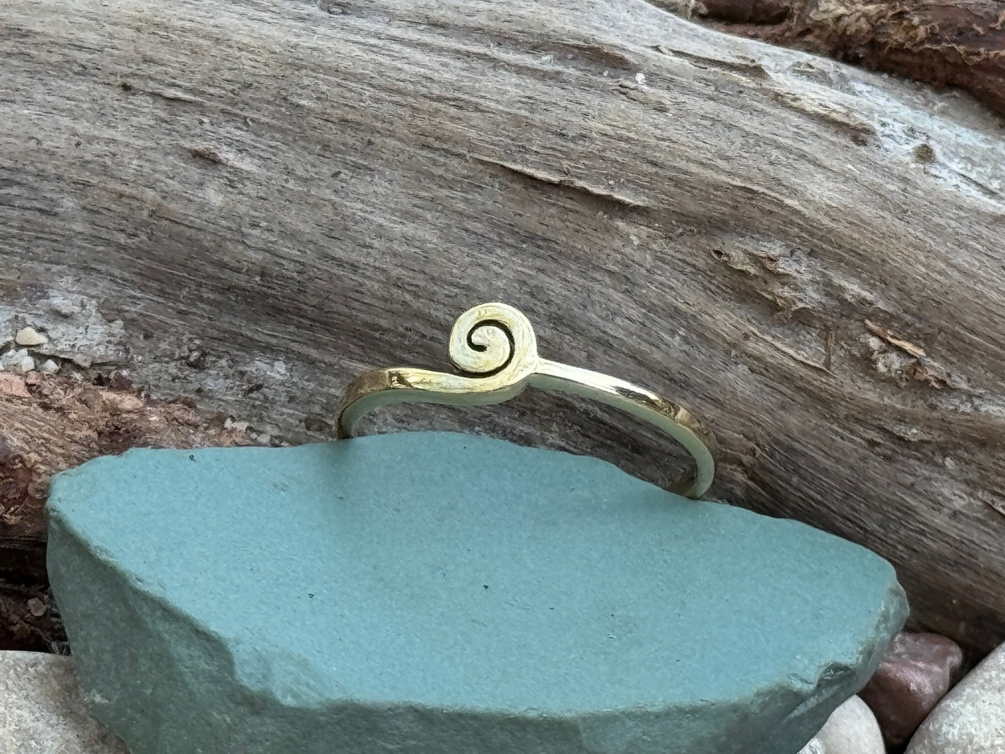 Ring mit kleiner Spirale aus Messing