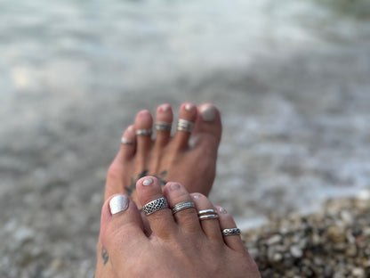 Toe ring with silver spirals 