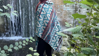 gemütlicher warmer Poncho, Überwurf, Bohemian Poncho, Boho Überwurf beige/blau/rot P05