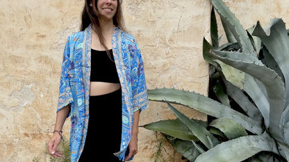 Boho Kimono mit filigranem Muster – Leichter Überwurf für Damen in blau beige gold