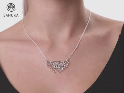 Mandala Kette mit floralem Blumenmuster aus Silber