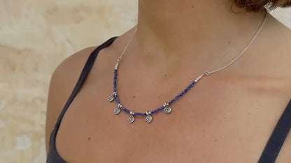 Kette mit 5 kleinen Spiralen und Lapislazuli Steinen, 925er Silber, längenverstellbar