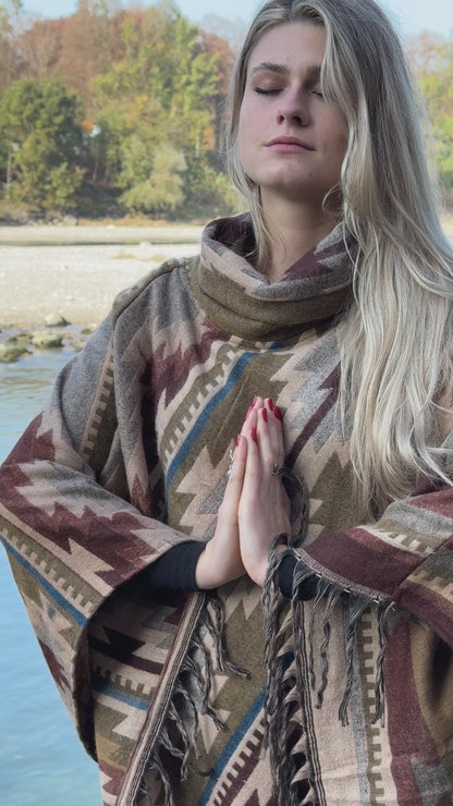 half-length, plain-colored knitted sweater with hood and thumbholes in rosé red 