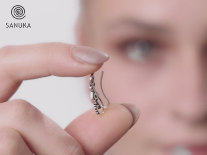 Earclimber Ohrringe mit Spiralen und Pünktchen aus Silber