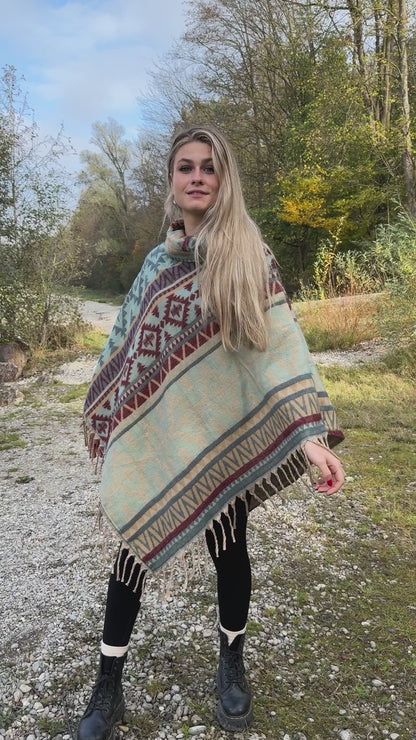 gemütlicher warmer Poncho, Überwurf, Bohemian Poncho, Boho Überwurf hellblau/beige/rot 007