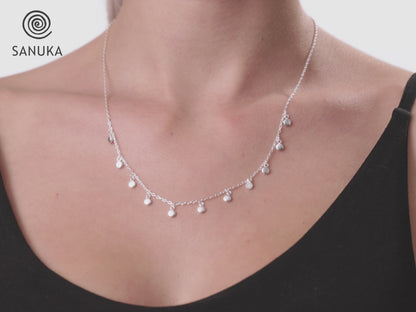 Kette mit kleinen baumelnden runden Anhängern aus Silber