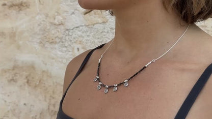 Kette mit 5 kleinen Spiralen und schwarzen Spinell Steinen, 925er Silber, längenverstellbar