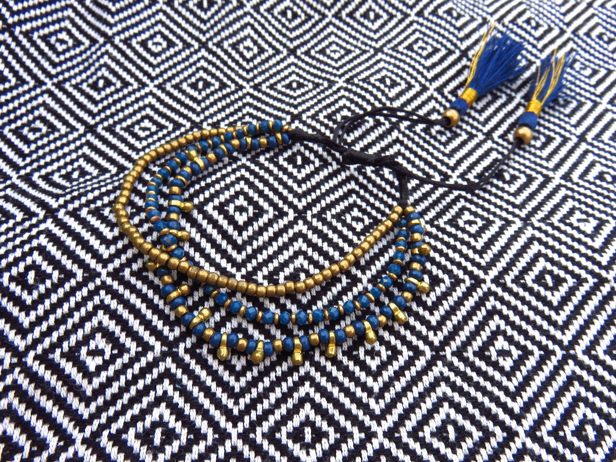 verstellbares Armband aus Messing in schwarz oder blau mit Tasseln