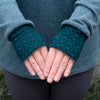 PLUS SIZE, langer Strickpulli mit gemusterter Kapuze und Daumenlöchern in blau