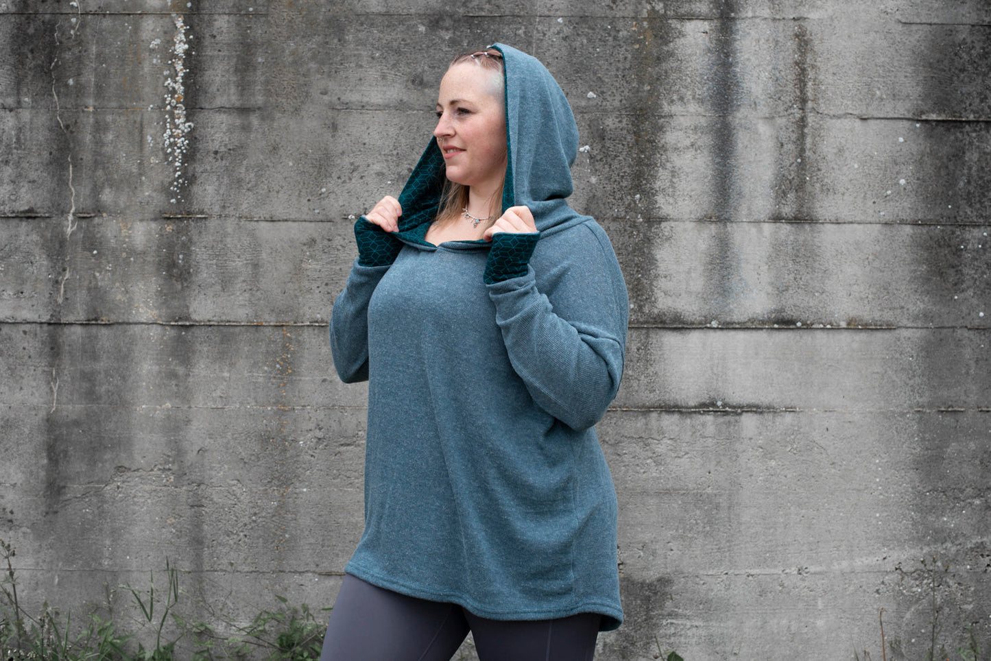 PLUS SIZE, long knitted sweater with a patterned hood and thumbholes in blue 