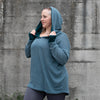 PLUS SIZE, langer Strickpulli mit gemusterter Kapuze und Daumenlöchern in blau